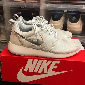 NIKE ROSHE ONE PREMIUM METALLIC PLATINUM W